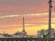 Chambre Paris 16 balcon privatif vue Tour Eiffel