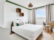 Chambre toute équipée avec douche privée