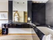 Champs Elysées Montaigne 2 Bedrooms w/AC, Paris...
