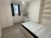 Chandos Crescent, Edgware HA8, Studio to rent, £1,180...