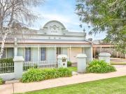 CHARACTERFUL TOWNHOUSE CHARACTERFUL TOWNHOUSE