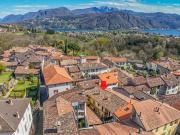 Charakteristisches Tessiner Mehrfamilienhaus mit...