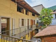 Charakteristisches Tessiner Mehrfamilienhaus mit...