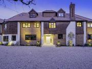 Charlton Avenue, Hersham KT12, 2 bed flat to rent,...