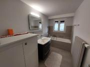 Charmant appartement partiellement rénové au coeur du... Charmant appartement partiellement rénové au coeur du...