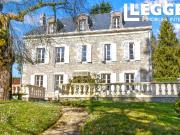 Charmant manoir niché dans prairies et bois, avec...