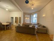 Charmante 4 Zimmer Wohnung in einem prachtvollen Altbau!...