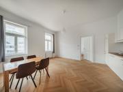 CHARMANTE ALTBAUWOHNUNG – 3 ZIMMER & 2 BADEZIMMER IN...