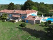 Propriété de campagne avec piscine, dépendances et prairies