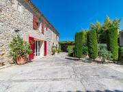 Charmante Maison de village avec piscineà débordement.