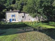 Charmante maison en pierre au bord de la rivière avec...