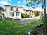 Charmante maison semi mitoyenne avec granges, verger et...