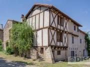 Charmante maisonnette sur place de village