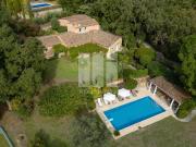 Charmante villa de huit pièces à proximité du château de...