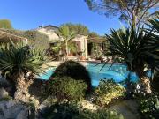 Charmante villa de plain pied sur un beau terrain arboré...