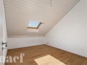 Charmante villa mitoyenne par les garages de 5.5 pièces...