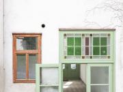 Charmanter Altbau – unsaniert, mit riesigem Balkon ins Grüne