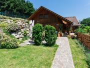 Charmantes Holzhaus mit Blick auf die Berge in...