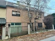 Sanierungsbedürtiges Mehrfamilienhaus: 2 Wohneinheiten,...