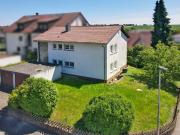 Charmantes Zweifamilienhaus mit Garten, Garagen und...