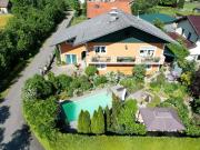 Charmantes Zweifamilienhaus mit idyllischem Naturpool