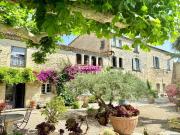 Charme, volumes et dépendances. 521m² Beaucaire