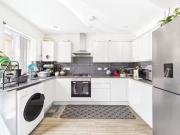 Deal! 2 BA 4 bedroom terraced house for rent in Argus...