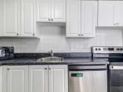 Cozy 2 Bedroom 133 Erskine Ave