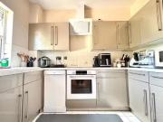 Deal! 2 bedroom flat for rent in Meadside Close,...