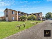 Charming 2 Bedroom Unit with 1 Car Space in Prime Angle...