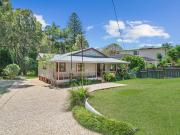 Charming 3 Bed Bungalow with Sun Drenched Rear Deck