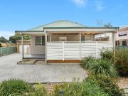 CHARMING 3 BEDROOM VILLA STYLE HOME WITH ESCARPMENT VIEWS!