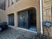 Charming Bachelor Flat with Pool Access – Ideal for Singles!