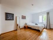 Charming & bright flat with raised ground floor & green...