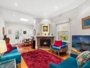 Charming Character Semi Minutes From Local Parklands