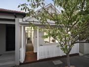 Charming Cottage in a Prime Lifestyle Setting