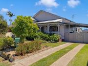 Charming Cottage in the Heart of Town !