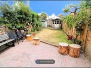 Charming Detached house to rent in Pickford Road,...