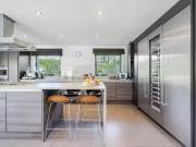 Nice Detached house to rent in Woodpecker Close, Cobham,...