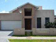 Charming Family Home for Rent in Varsity Lakes Perfect...