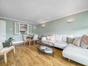 Cozy Flat to rent in Parkgate Road, London SW11