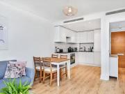 Cozy Flat to rent in Warwick Building, 366 Queenstown...