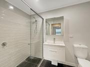 Charming Greenslopes Unit Awaits You!