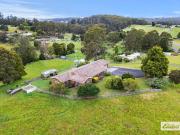 CHARMING HOBBY FARM IN PRIME LOCATION A HORSE...