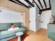 Charming Parisian Apartment: Bright, Cozy, and Fully...