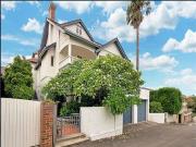 ART DECO WITH BALCONY, FERRY ACCESS & PET FRIENDLY!