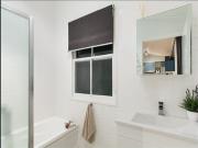 Charming Queenslander on 212m² with Deck & Air Con –...