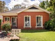 Charming Red Brick Townhouse Quiet Court Location
