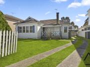 Charming Single Level Cottage in Quiet Cul de Sac