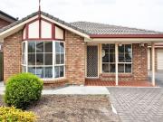 Charming Unit in Convenient Renown Park Location